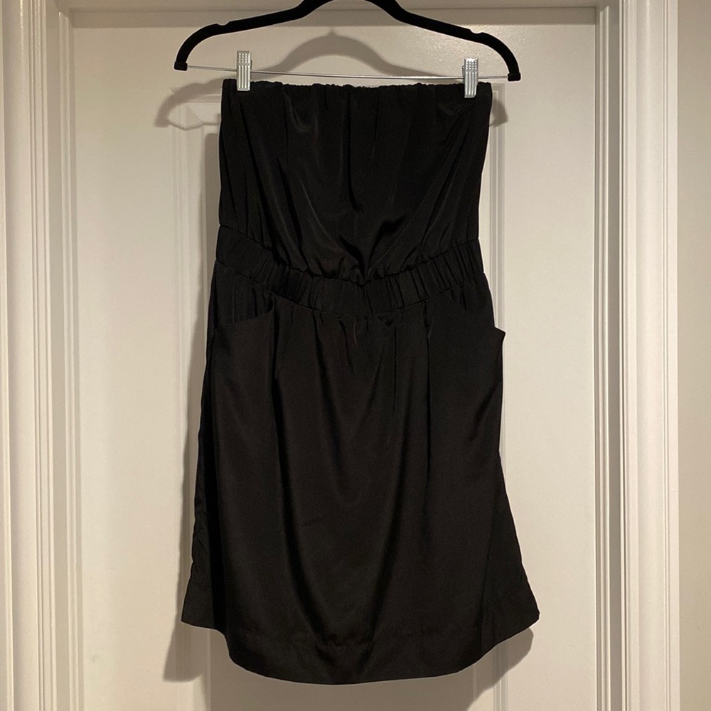 Black strapless dress with pockets